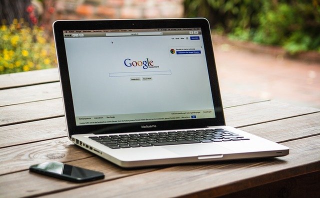 SEO Desktop. Pc con buscador Google