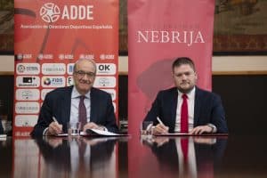 Curso de Dirección General Deportiva impulsado por ADDE y la Universidad Nebrija. Jose Muñiz y Queco Huerta firmando el acuerdo.