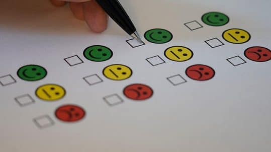 Encuestas de satisfacción. Rellenando una encuesta.